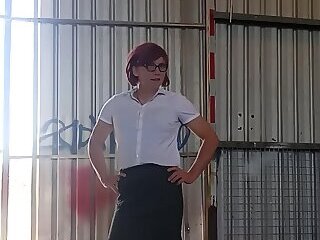 Donna cumslut struts her body
