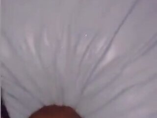 Travesti dando leite na boca do putinho