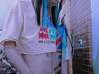 Puta MULHER TRANS de calcinha brincando com a PICA!