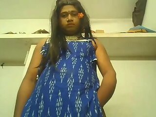 Indian shemale exposing boobs and shakeing huge ass