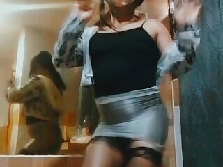 Linda travesti baila arrecha en su habitación mientras llega su esposo verdugo