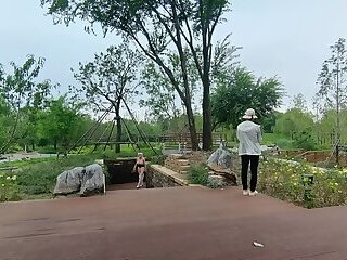 在美女面前全裸玩弄自己的阴蒂