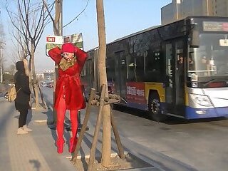 在公交车站把自己绑起来展示阴蒂第一部