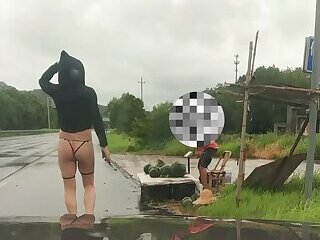 白天半裸买西瓜