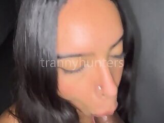She came to give me a blowjob secretly in the garage in the early morning.