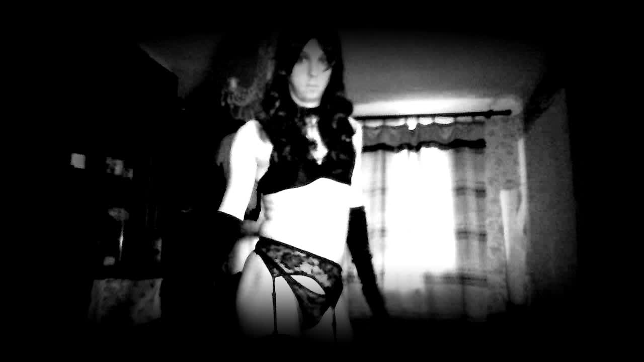 Crossdresser in Lingerie Sexy Dancing Moves
