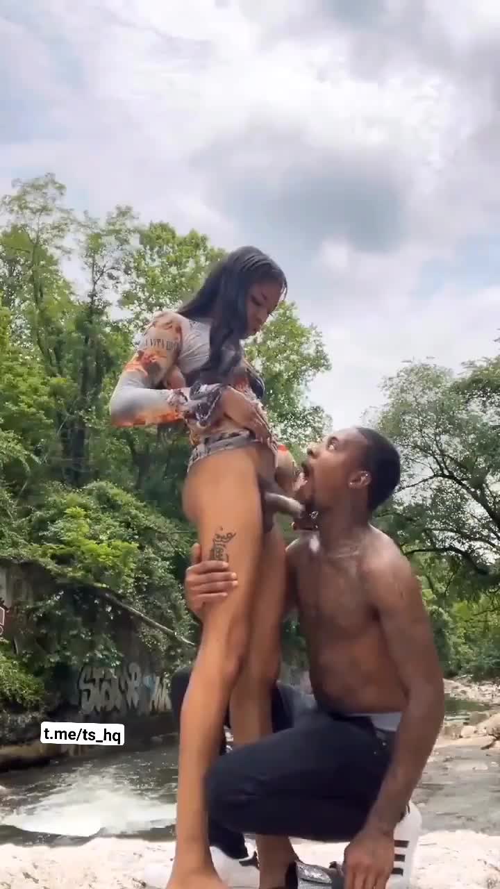 ebony gf fucks her guy outdoor