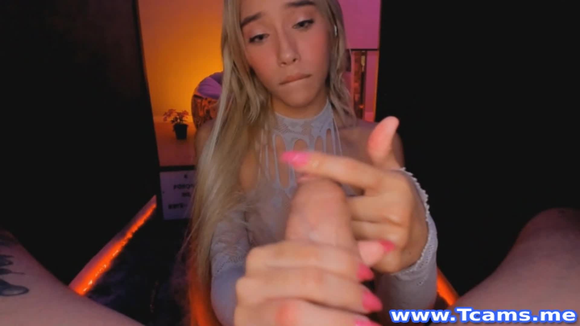 Pretty Shemale Sucks And Swallows