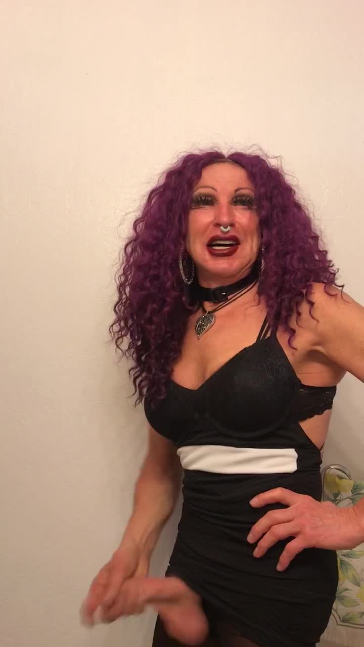 Shemale SaShulya wants to suck