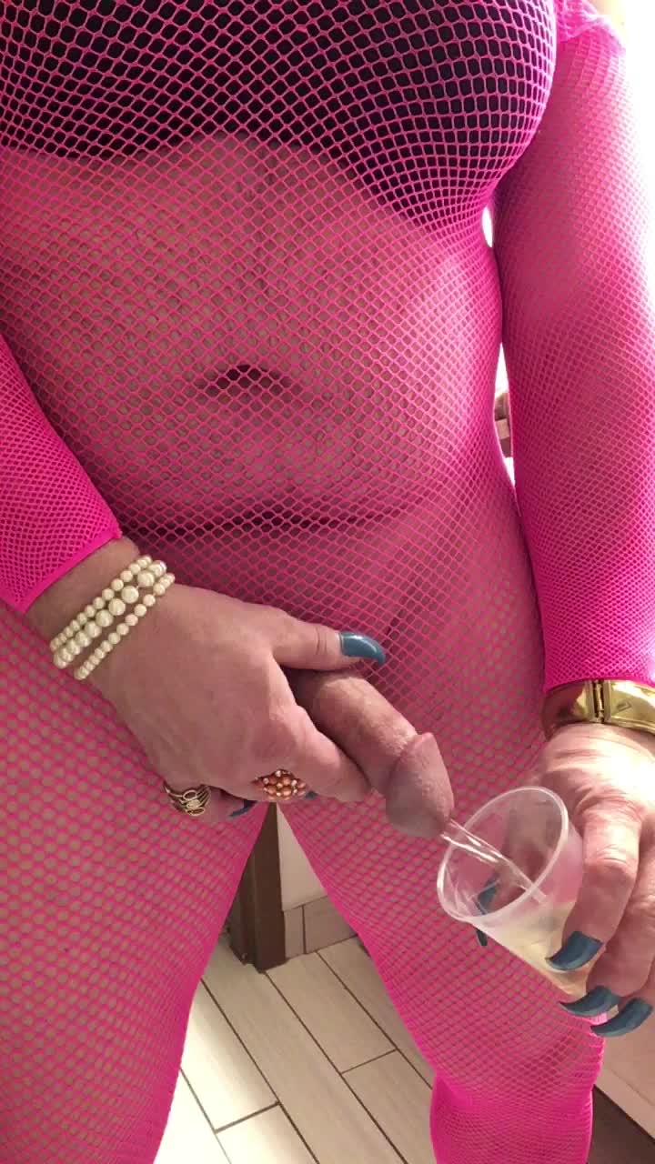 CdTina sips pee