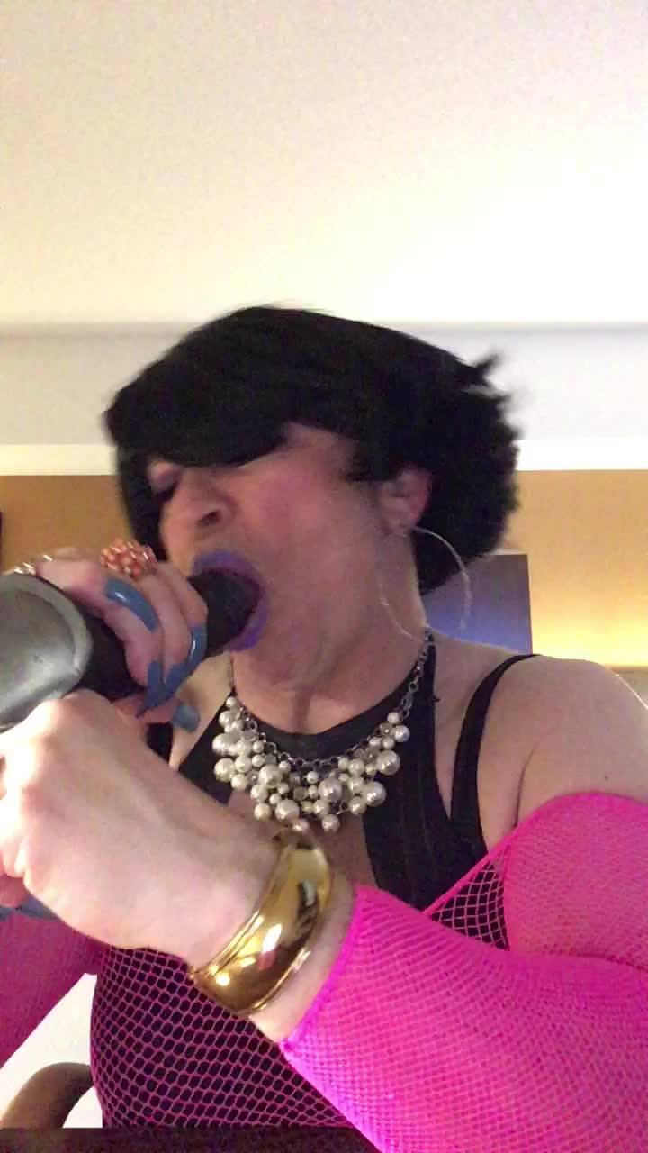 CdTina dildo sucking