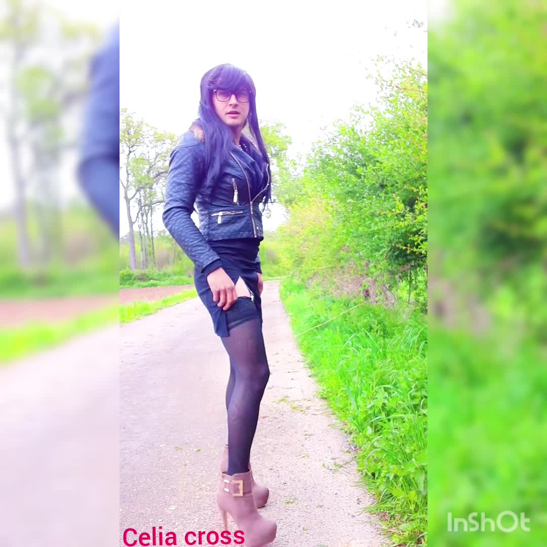 Belle petite salope trans shemale pute a bite travesti francaise celia cross