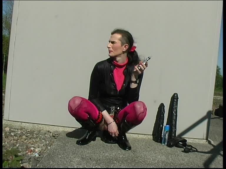 Tranny Isabella loves Latex n pleasures her cunt