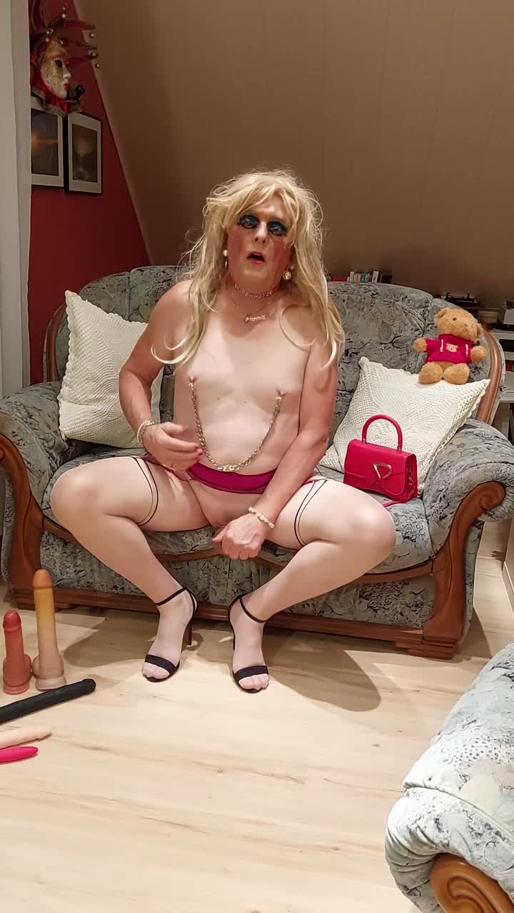 Lucy-46 - Lucy mit ihrem Teddy, der sie beschützt