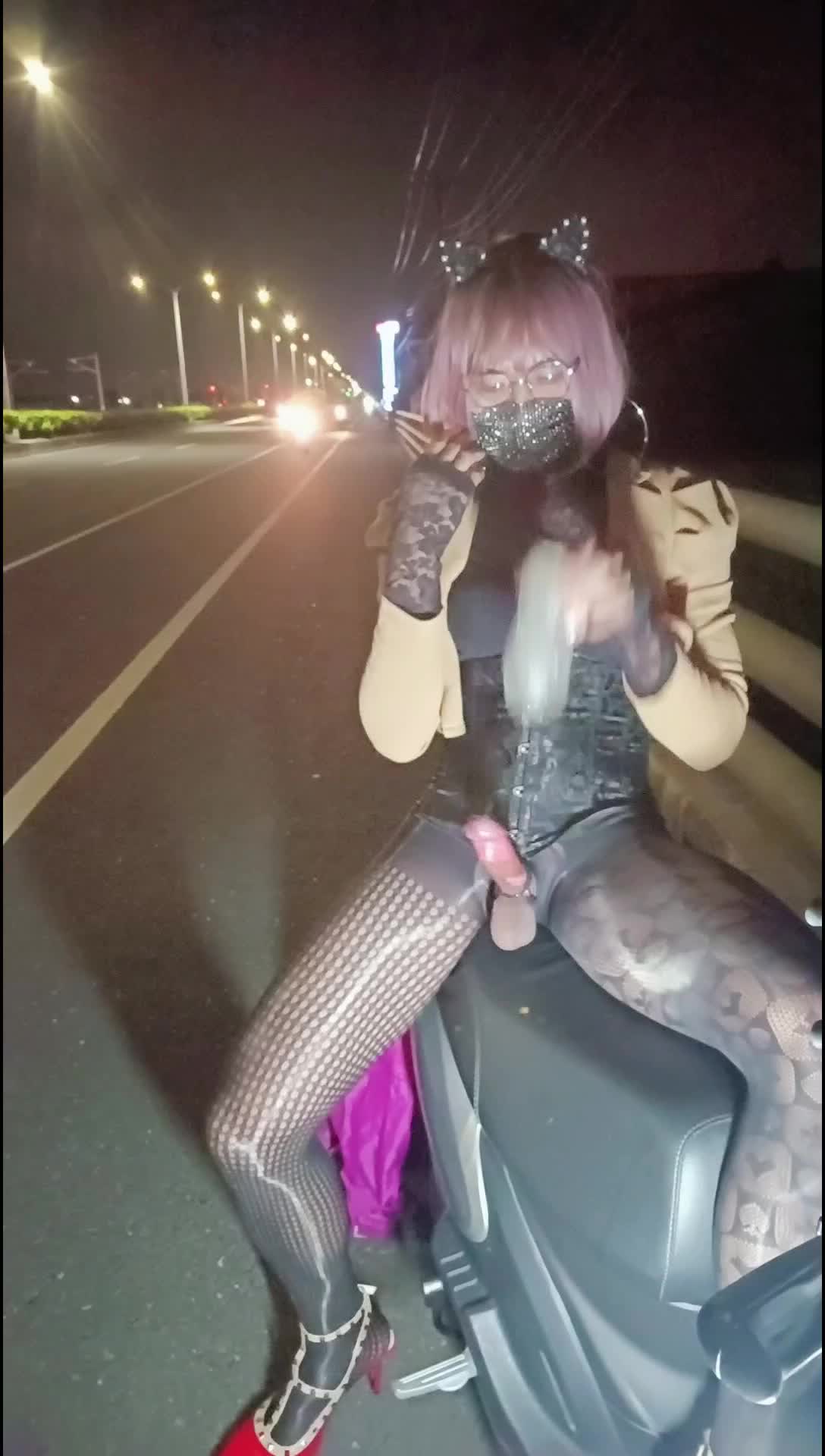 Slutty Kitten live on CAM4, following the audience's instructions until cumshot .4. (@01:09)