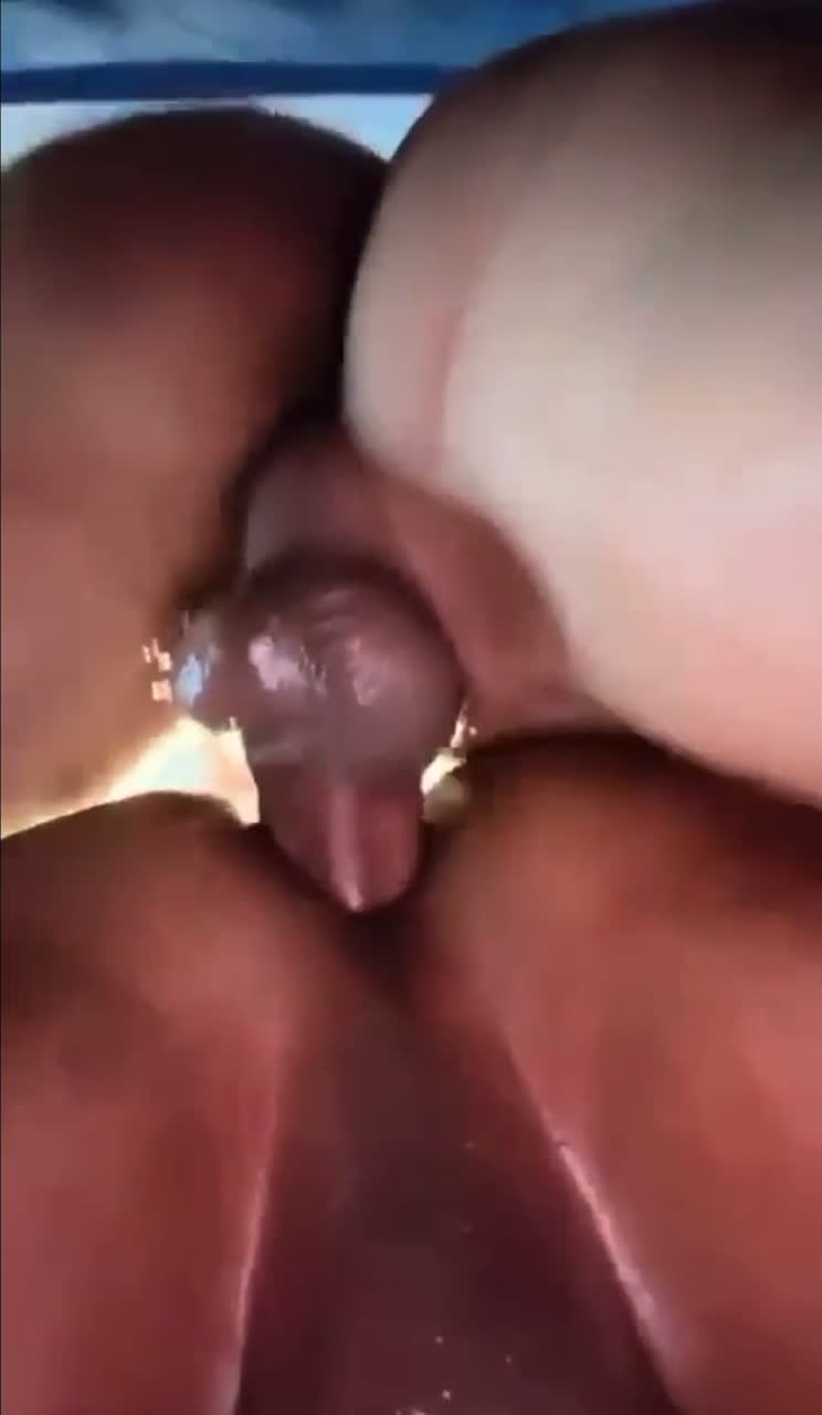 Travesti gozando no meu rabo guloso