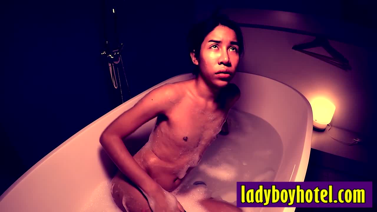 Shemale hot bath before giving a perfect blowjob to big dick white tourist