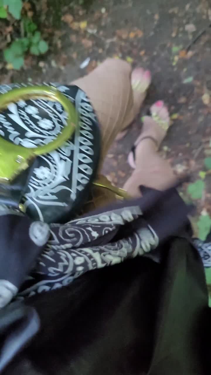 Une Salope Dans Un Bosquet à La Recherche De Morsures Exposition Forêt De Sénart Brunoy