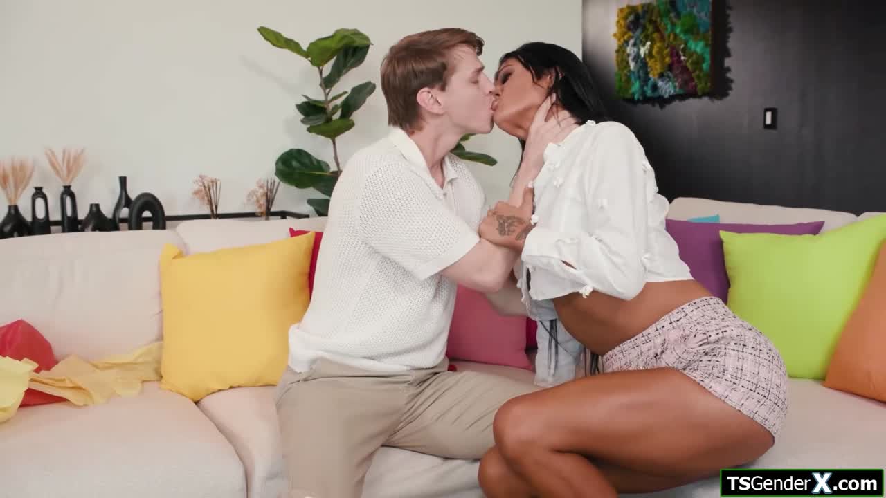 Shemale is assfingered while sucked off